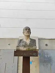 Monumento a José María Iribarren (1972) en Tudela (Navarra)