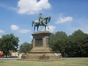 La estatua del soberano.