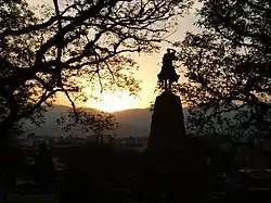 Atardecer en la ciudad visto desde el monumento a Güemes.