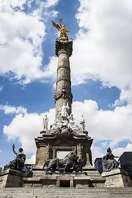 Ángel de la Independencia; su base contiene un mausoleo.