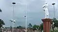 Imagen del Monumento al General Manuel Belgrano, mirando desde la Ciudad de Corrientes, hacia el puente que lleva su nombre.