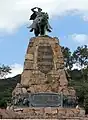 La estatua de Güemes ubicada en la cima del monumento.