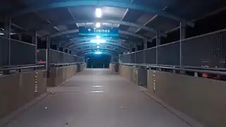 Vista nocturna del interior de una de las pasarelas, en 2015