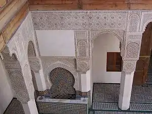 Madrasa de Bou Inania, Fez (Marruecos), original cerca 1350, con patrones geométricos y caligrafía en estuco (más tarde con zellige y azulejos simples)