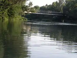 Un puente sobre el Pequeño Danubio en Hurbanova Ves