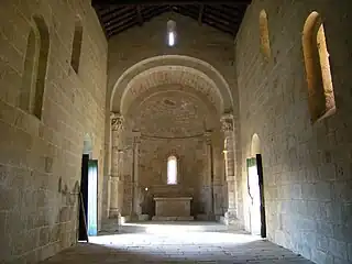 El altar mayor y la nave de la iglesia de Sanfins de Friestas, las ventanas laterales estrechas y frontales son otra marca románica.