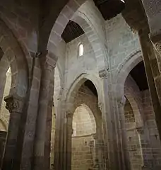 Nave del monasterio de Travanca, es claramente visible el uso de arcos apuntados para las arcadas .