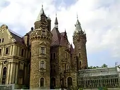 Castillo Moszna con su invernadero contiguo.