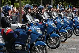 Gendarmes del escuadrón motociclista del Primer Regimiento de Infantería de la Guardia Republicana desfilando durante las celebraciones por el día de la toma de la Bastilla.