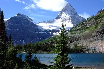 El monte Assiniboine visto desde Sunburst Lake