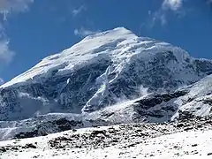 El Chomolhari visto desde el paso cercano Neleyla La