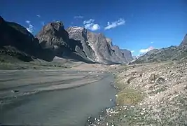 Mirando valle abajo hacia el monte Odín