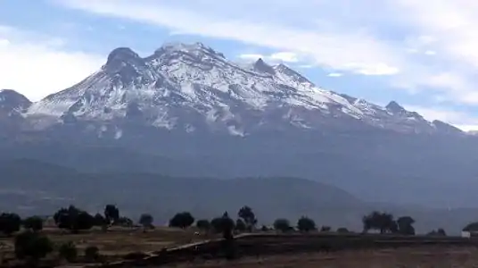 23. La cumbre del Volcán Iztaccíhuatl, un estratovolcán en la frontera entre Puebla y el Estado de México, es la tercera cumbre más alta de México.