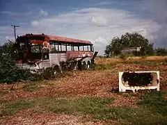 Restos del autobús y la bañera en ruinas en el centro en junio de 1997