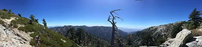 Panorama mirando hacia el sur hacia Los Ángeles, justo debajo de la cumbre