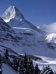 El monte Assiniboine visto desde arriba del lago Magog