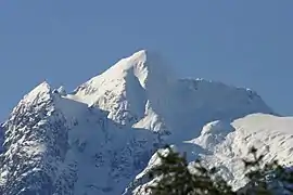 El monte Alfred visto desde el entrante