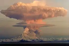 Columna eruptiva del volcán Redoubt, visto desde la península de Kenai (21 de abril de 1990)