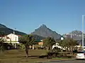 El monte con el cerro Cinco Hermanos detrás desde el centro de Ushuaia.