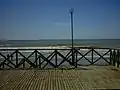 Vista de la rambla sobre la playa, a la altura de la Avenida 58, que constituye el acceso norte a la ciudad desde la RP 11.