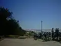 Vista de la rambla hacia el norte a la altura de la Avenida 58. Al fondo se puede observar el muelle de pesca de Santa Teresita, localidad ubicada consecutivamente al norte de Mar del Tuyú.