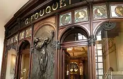 En el número 6, la fachada de la tienda del joyero Georges Fouquet diseñada en 1901 por Mucha, Musée Carnavalet