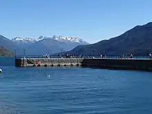 Nuevo muelle del lago (de fondo, el Cerro Tres Picos)