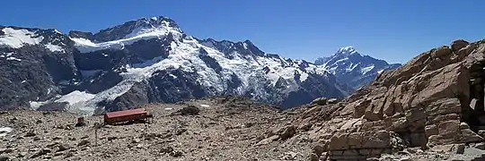 Cabaña Mueller con el Monte Sefton y el Monte Cook