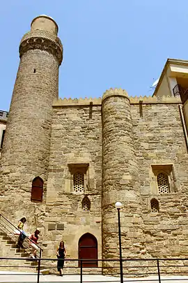 Mezquita Muhammad con minarete en la Ciudad Vieja de Bakú.