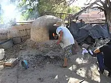 Fotografía con mujer horneando condoches, en Loreto, Zacatecas.