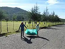 Mujeres, jóvenes y hombres de San Juan Achiutla, San Miguel Achiutla y Sanitago Atoyaquillo participando en el tequio en el IEBO, Oaxaca, México, 2018.