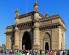 The Gateway of India, en Bombay, es un monumento erigido en 1911 para conmemorar el desembarco del rey Jorge V y la reina Mary. Fue diseñado por George Wittet en estilo indo-sarraceno.