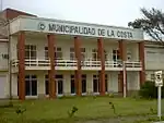 Municipalidad del Partido de La Costa, ubicada en la ciudad, sobre la Avenida Costanera al 8001.