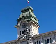 Detalle de la torre del municipio, con los autómatas ("Mikeze" y "Jakeze"), la campana y el reloj.