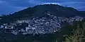 Panorámica vista por la Civita Falconara, con la acrópolis en alto a la izquierda y los muros megalíticos de la ciudad de Arpino.