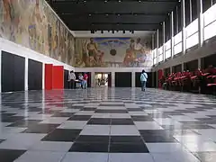 El hall del edificio, con parte del mural Historia de Concepción