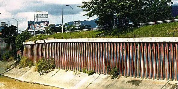 Mural de Jesús Soto en el curso de Río Guaire.