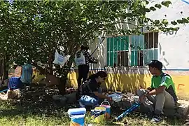 Miembros de la comunidad elaborando el mural