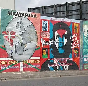 Un mural en Belfast mostrando solidaridad con el nacionalismo vasco.