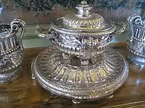 Sopera de plata de Catalina II de Rusia, obra del platero Jacques-Nicolas Roettiers en 1770. Museo Nissim de Camondo, París.