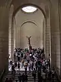 Escalera del Museo del Louvre de París, con la Victoria de Samotracia.