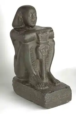 Estatua de Harsomtus-em-hat. Museo Arqueológico Nacional.