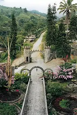 vista del antiguo Camino Real desde el museo Bastión Andino Balsapamba