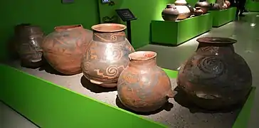 Conjunto de urnas funerarias pintadas en dos colores: rojo y negro. Cultura Sunchituyoj. Período medio (900 al 1400).