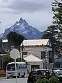 El monte con la Ex Casa de Gobierno de Tierra del Fuego delante.