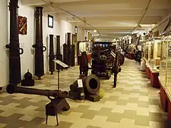 Una galería del museo con piezas de artillería.