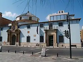 Iglesia de Jesús (izquierda) junto al edificio del Museo Salzillo (derecha)