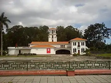 Museo de Arte Costarricense. Se encuentra localizado en La Sabana, en la antigua sede de la terminal del aeropuerto El Coco, edificio de arquitectura neocolonial. Resguarda 6.000 obras de arte de artistas nacionales e internacionales, en los campos de la pintura, escultura y fotografía entre otras. En su interior está el Salón Dorado, en cuyas paredes está grabado un bajorrelieve de 150 m, obra de Louis Ferrón hecha en estuco, que sintetiza la historia de Costa Rica.