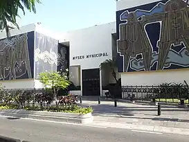 Fachada del Museo Municipal de Guayaquil por Jorge Swett