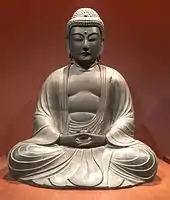 Yakushi Nyorai (el Buda de la Curación). Este Buda (y otras dos piezas centrales) proceden de un mausoleo del shogunato Tokugawa en el templo Zōjōji en Edo.